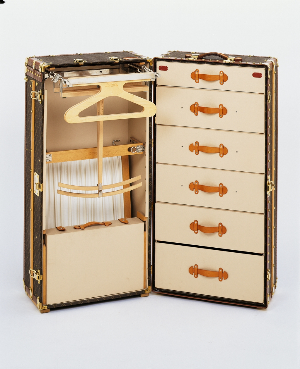Viagens by Louis Vuitton – 100 Legendary Trunks