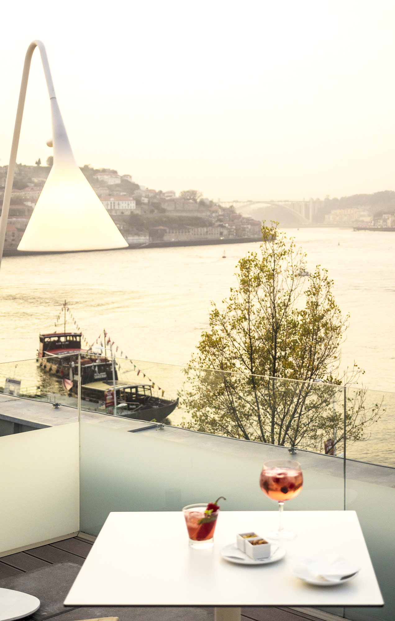 Uma varanda sob a cidade do Porto