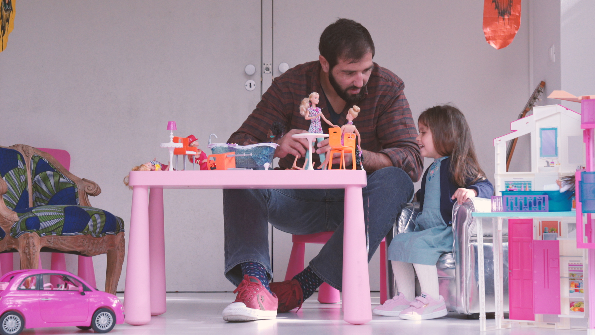 Os pais também brincam com bonecas