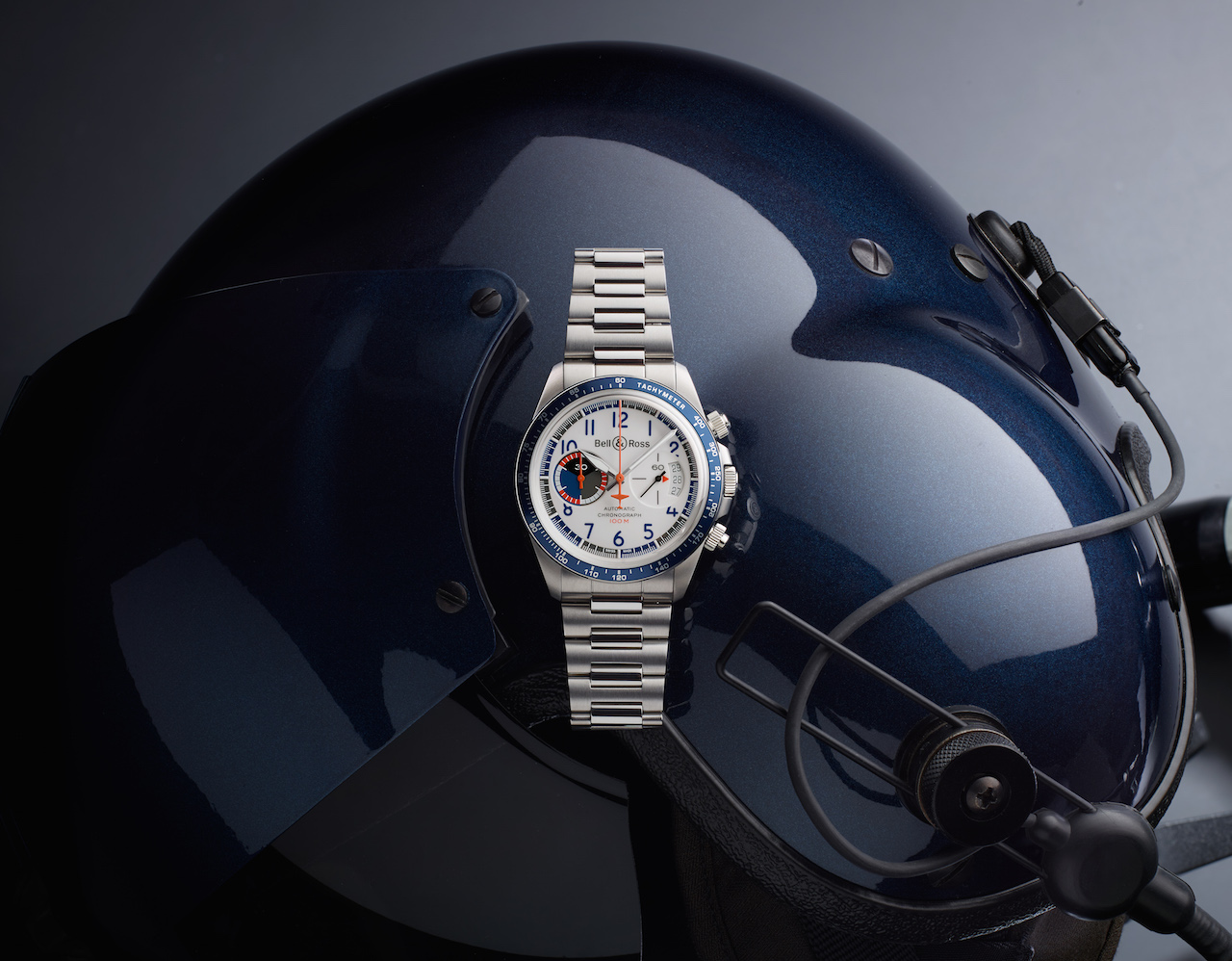 Uma máquina voadora e dois relógios