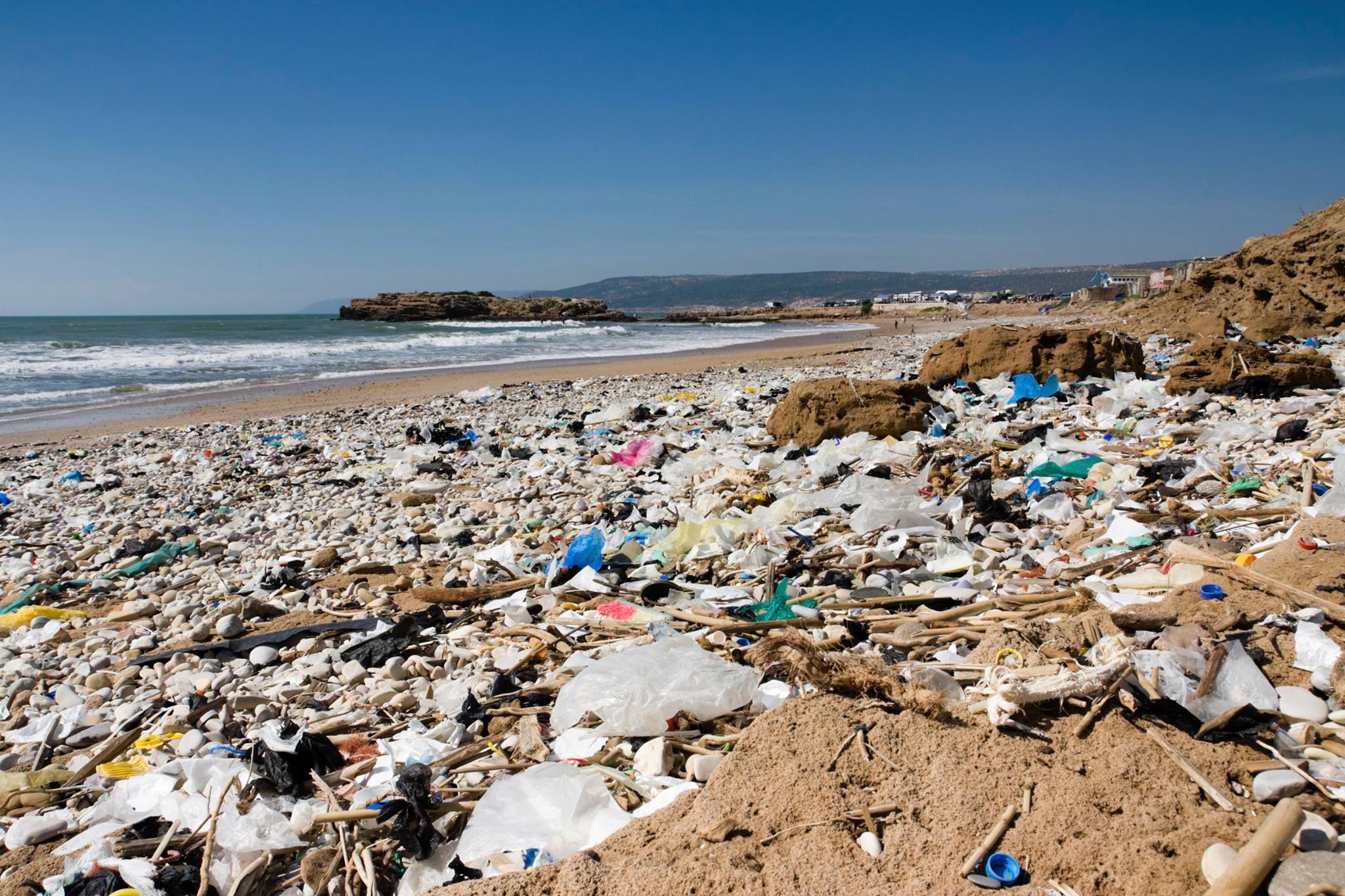 Quando o número de plásticos se multiplica nas praias!
