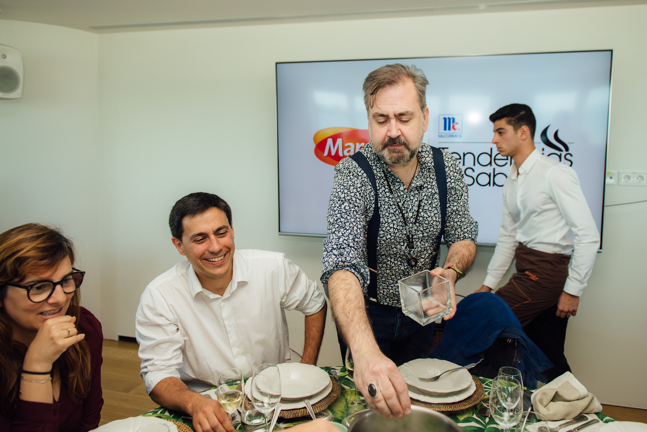 Um gentleman sabe como cozinhar! Certo?