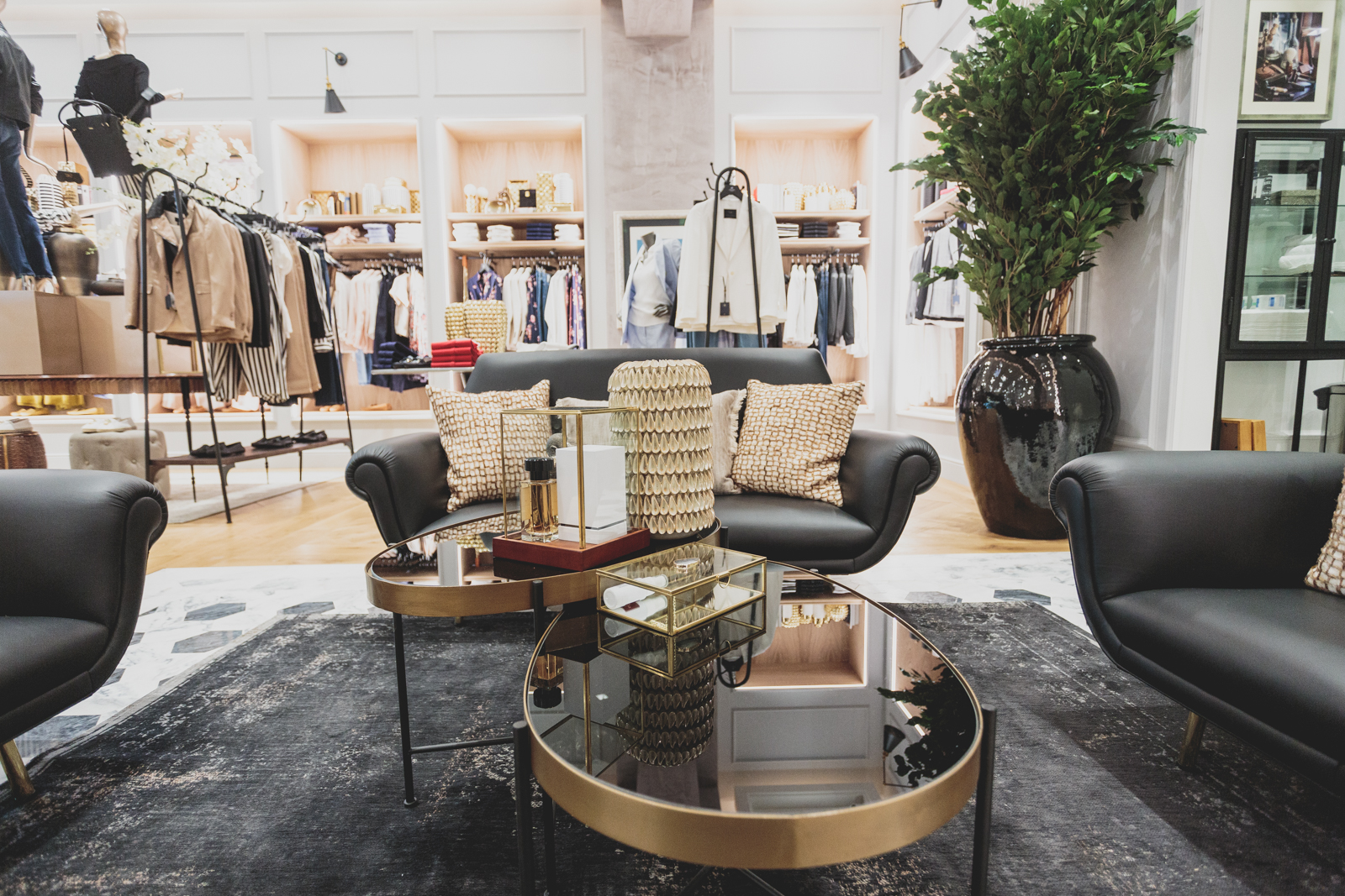 Uma loja com muitos espaços