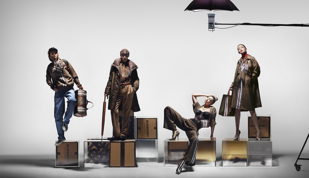 Coleção Monogram, herança da Burberry