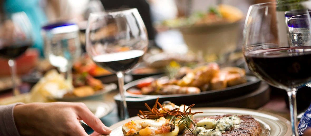Comer saudável e um bom vinho à refeição.