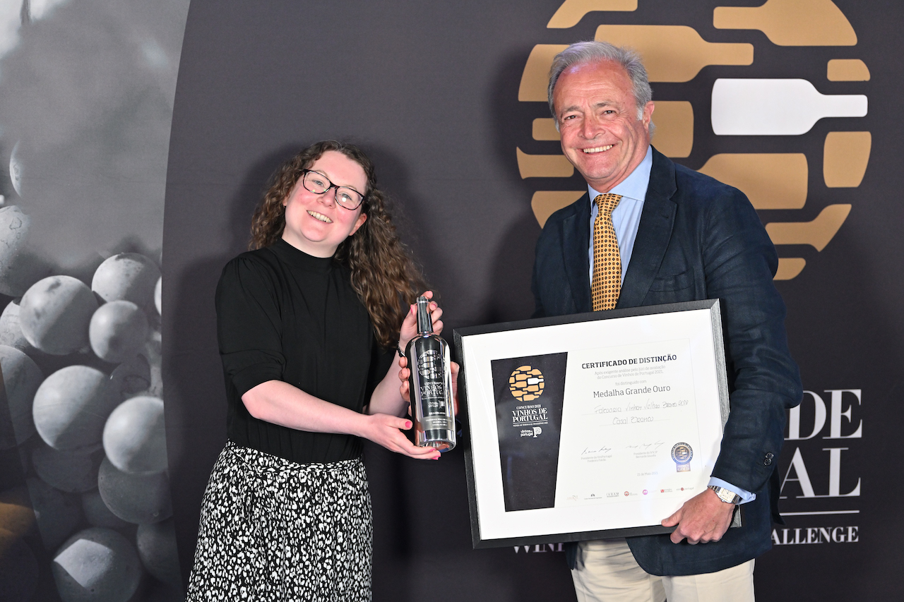 Medalha de Grande Ouro para Casal Branco