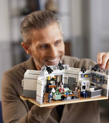 Seinfeld faz 32 anos e celebra com a Lego
