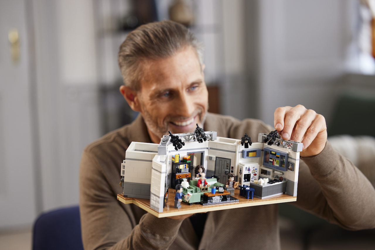 Seinfeld faz 32 anos e celebra com a Lego