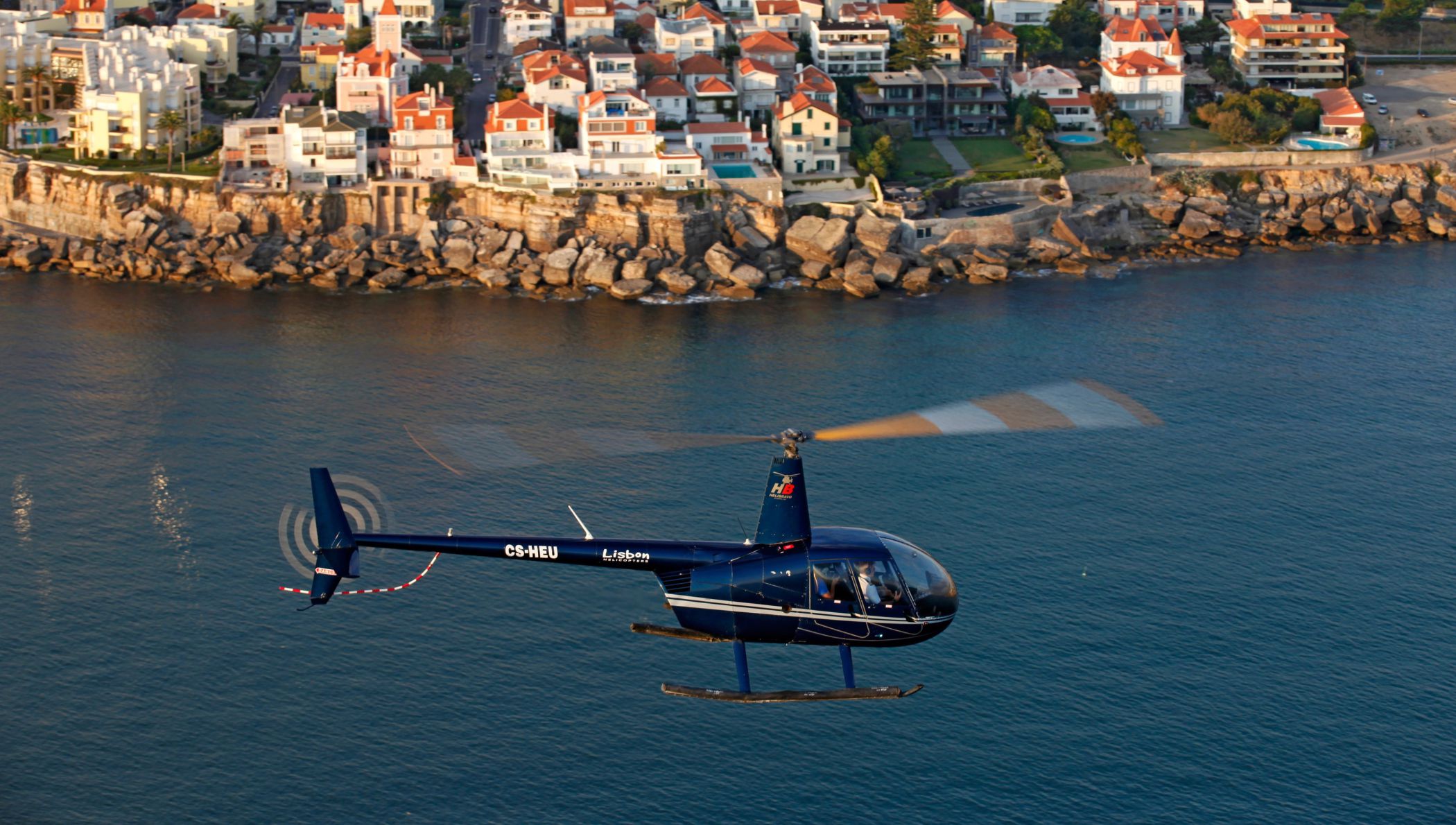 Helicóptero com vista de Lisboa