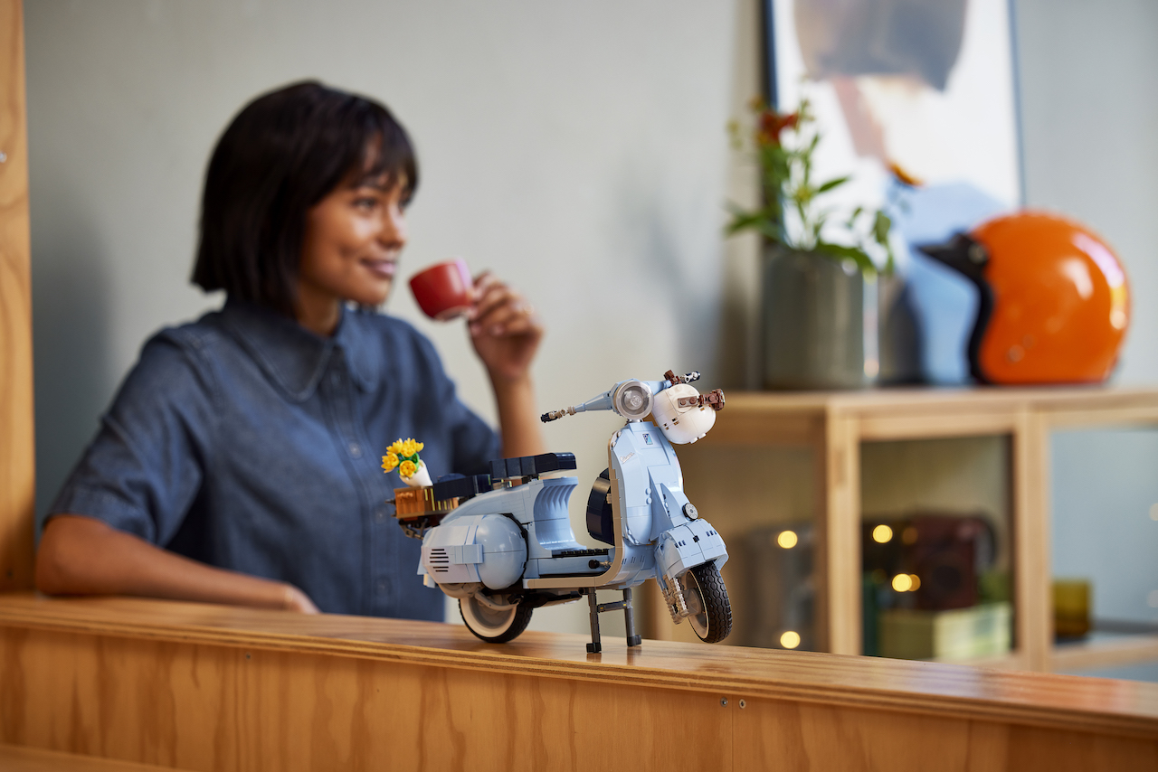 Vespa 125 apresentada pela  LEGO®