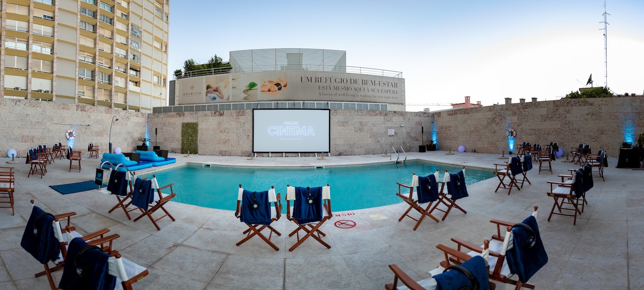 Cinema no verão à beira da piscina