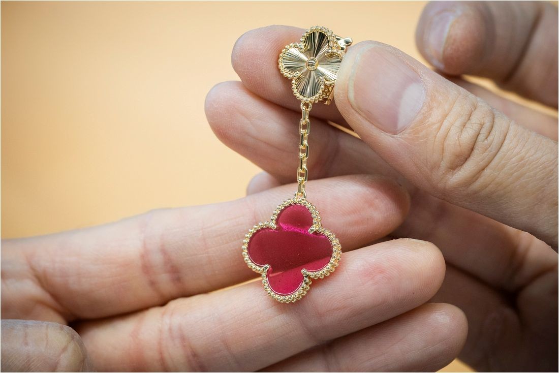 Van Cleef & Arpels: Alhambra, entre a sorte e a arte do esmalte